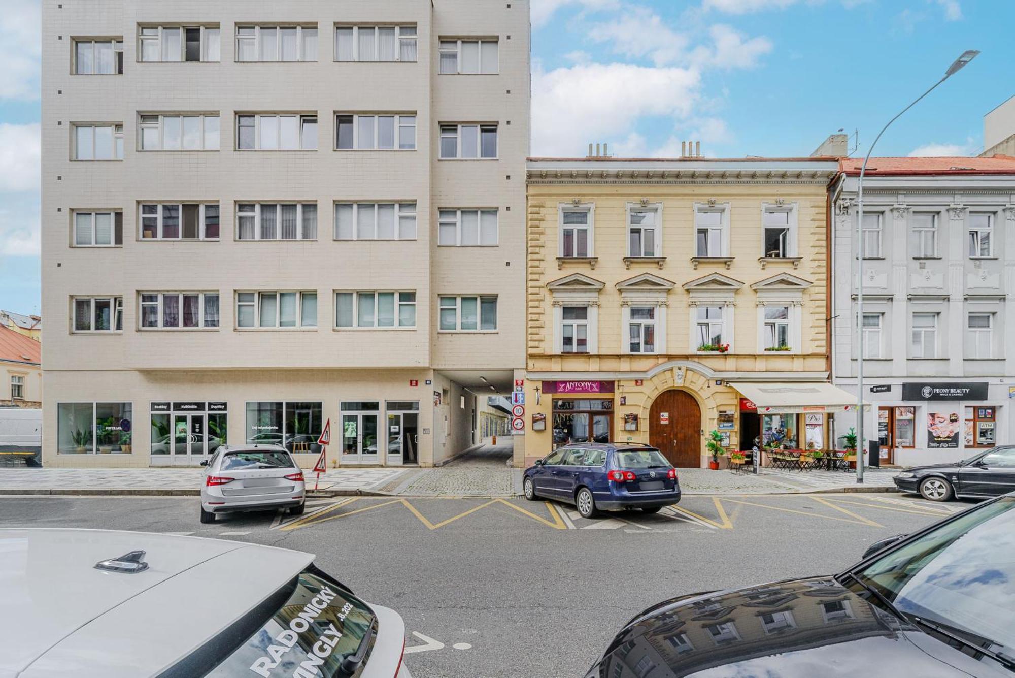 2-Level Apartments On Krizikova Near The Metro Прага Экстерьер фото